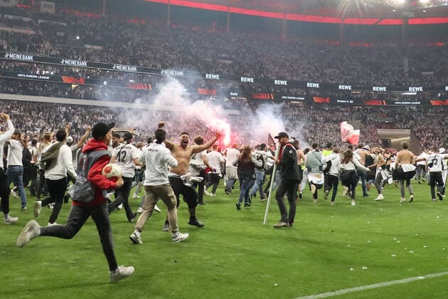 Eintracht Fans stürmen den Platz nach dem Schlusspfiff - Frankfurt 05.05.2022: Eintracht Frankfurt vs. West Ham United, UEFA Europa League, Halbfinale Rückspiel