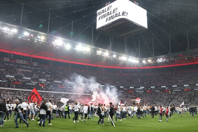 Eintracht Fans stürmen den Platz nach dem Schlusspfiff - Frankfurt 05.05.2022: Eintracht Frankfurt vs. West Ham United, UEFA Europa League, Halbfinale Rückspiel