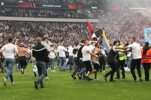 Eintracht Fans stürmen den Platz nach dem Schlusspfiff - Frankfurt 05.05.2022: Eintracht Frankfurt vs. West Ham United, UEFA Europa League, Halbfinale Rückspiel