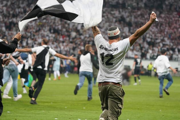 Fans stürmen das Spielfeld nach Spielende - Frankfurt 05.05.2022: Eintracht Frankfurt vs. West Ham United, UEFA Europa League, Halbfinale Rückspiel