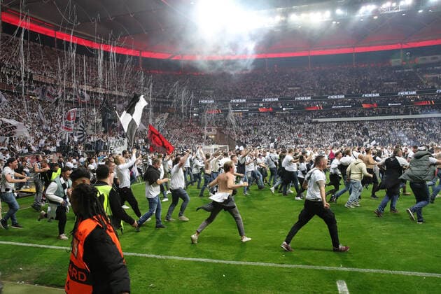 Platzsturm der Fans,Fussballfans nach Sieg und Final Einzug. Fussball Europa League, Halbfinale Eintracht Frankfurt - West Ham United 1-0, am 05.05.2022 in Frankfurt Deutschland. DEUTSCHE BANK PARK Â