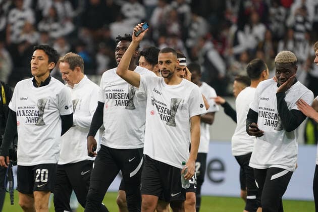 Mannschaft kommt mit den Europcup in diesem Jahr T-Shirts zu den Fans nach dem Spiel - Frankfurt 05.05.2022: Eintracht Frankfurt vs. West Ham United, UEFA Europa League, Halbfinale Rückspiel