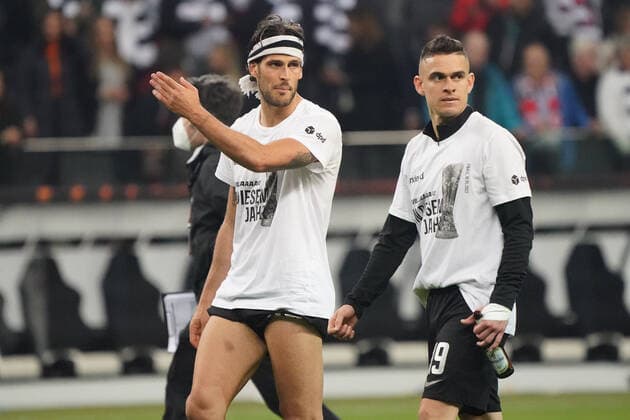 Mannschaft kommt mit den Europcup in diesem Jahr T-Shirts zu den Fans nach dem Spiel Goncalo Paciencia (Eintracht Frankfurt), Rafael Santos Borre (Eintracht Frankfurt)- Frankfurt 05.05.2022: Eintracht Frankfurt vs. West Ham United, UEFA Europa League, Halbfinale Rückspiel