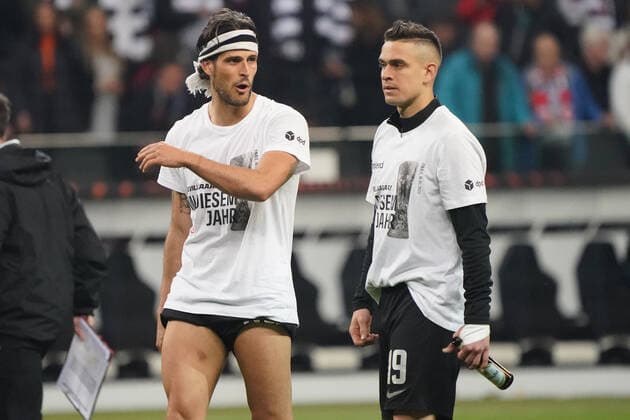 Mannschaft kommt mit den Europcup in diesem Jahr T-Shirts zu den Fans nach dem Spiel Goncalo Paciencia (Eintracht Frankfurt), Rafael Santos Borre (Eintracht Frankfurt)- Frankfurt 05.05.2022: Eintracht Frankfurt vs. West Ham United, UEFA Europa League, Halbfinale Rückspiel