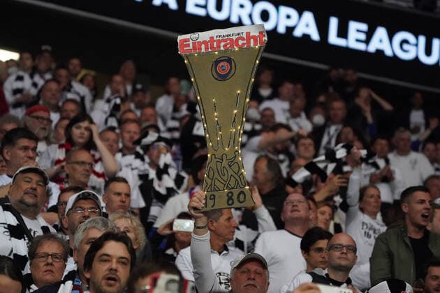 Sport Bilder des Tages Fans feiern mit selbstgebasteltem UEFA-Cup - Frankfurt 05.05.2022: Eintracht Frankfurt vs. West Ham United, UEFA Europa League, Halbfinale Rückspiel