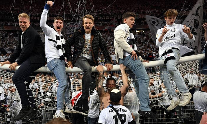 Sport Bilder des Tages 05.05.2022, xjhx, Fussball UEFA Europa League 1 2 Finale , Eintracht Frankfurt - West Ham United emspor, v.l. Fans Eintracht Frankfurt, Stimmung, Schals, Platzsturm (DFL DFB REGULATIONS PROHIBIT ANY USE OF PHOTOGRAPHS as IMAGE SEQUENCES and or QUASI-VIDEO) Frankfurt