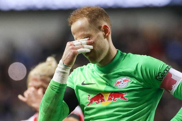 Sport Bilder des Tages Glasgow Rangers - RB Leipzig 05.05.2022 Glasgow, 05.05.2022, Ibrox Stadium, Fussball, Saison 2021 2022, Europa League, Halbfinale, Glasgow Rangers - RB Leipzig , Im Bild: Torwart Peter Gulacsi (1, RB Leipzig) nach der Niederlage UEFA regulations prohibit any use of photographs as image sequences and or quasi-video.