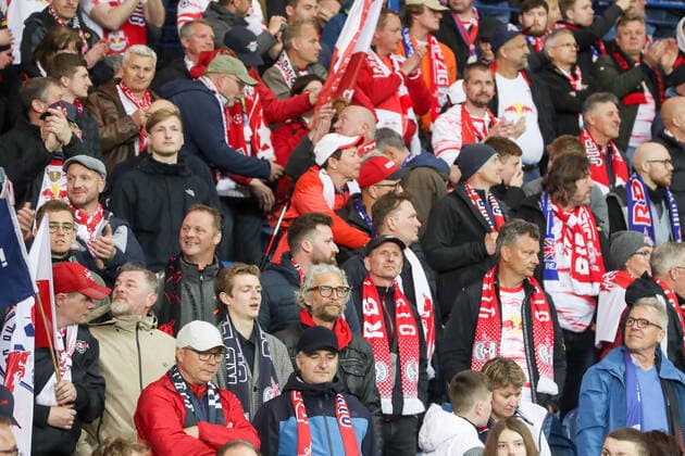 Glasgow Rangers - RB Leipzig 05.05.2022 Glasgow, 05.05.2022, Ibrox Stadium, Fussball, Saison 2021 2022, Europa League, Halbfinale, Glasgow Rangers - RB Leipzig , Im Bild: Fans RB Leipzig UEFA regulations prohibit any use of photographs as image sequences and or quasi-video.
