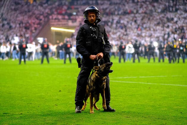 Polizei mit Hund auf dem Feld, Eintracht Frankfurt vs. West Ham United, Fussball, Europa League, Halbfinale, Rueckspiel, Saison 2021 2022, 05.05.2022, Eintracht Frankfurt vs. West Ham United, Fussball, Europa League, Halbfinale, Rueckspiel, Saison 2021 2022, 05.05.2022 Frankfurt am Main Copyright: xEibner-Pressefotox EP_EER