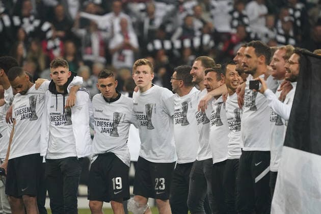 Mannschaft von Eintracht Frankfurt feiert den Finaleinzug mit den Fans - Frankfurt 05.05.2022: Eintracht Frankfurt vs. West Ham United, UEFA Europa League, Halbfinale Rückspiel