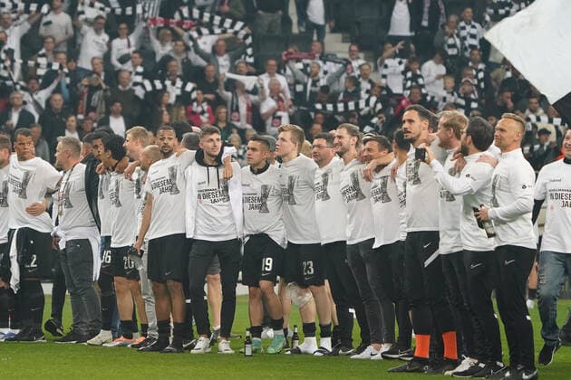 Mannschaft von Eintracht Frankfurt feiert den Finaleinzug mit den Fans - Frankfurt 05.05.2022: Eintracht Frankfurt vs. West Ham United, UEFA Europa League, Halbfinale Rückspiel