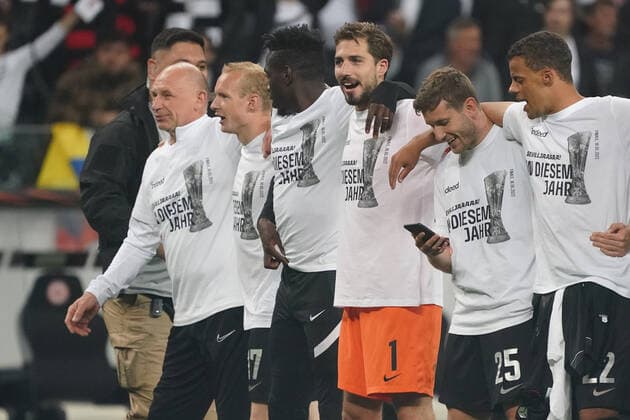 Mannschaft von Eintracht Frankfurt feiert den Finaleinzug mit den Fans - Frankfurt 05.05.2022: Eintracht Frankfurt vs. West Ham United, UEFA Europa League, Halbfinale Rückspiel