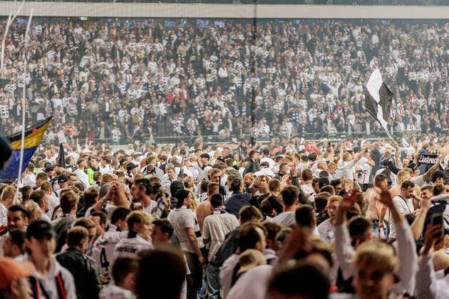 UEFA Europa League, Eintracht Frankfurt vs. West Ham United, Deutsche Bank Park, Frankfurt, 05.05.2022 Eintraht Fans stürmen den Platz, Eintracht Frankfurt vs. West Ham United, Frankfurt, Deutsche Bank Park, 5.5.2022 Copyright: xBEAUTIFULxSPORTS Gawlikx