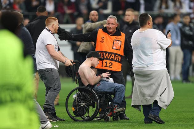 Eintracht Frankfurt - West Ham United, UEFA Europa League Platzsturm mit Rollstuhl. Halbfinal-Rückspiel der UEFA Europa League zwischen Eintracht Frankfurt und West Ham United am 5. Mai 2022 im Deutsche Bank Park in Frankfurt am Main., Frankfurt am Main Hessen Deutschland Deutsche Bank Park