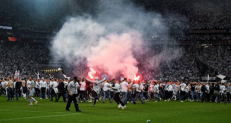 05.05.2022, xpsx, Fussball UEFA Europa League 1 2 Finale, Eintracht Frankfurt - West Ham United v.l. jubel nach dem sieg Platzsturm der Fans Zuschauer (DFL DFB REGULATIONS PROHIBIT ANY USE OF PHOTOGRAPHS as IMAGE SEQUENCES and or QUASI-VIDEO) emspor Frankfurt