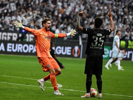 05.05.2022, xpsx, Fussball UEFA Europa League 1 2 Finale, Eintracht Frankfurt - West Ham United v.l. jubel nach dem sieg Platzsturm der Fans Zuschauer Kevin Trapp (Eintracht Frankfurt), Tuta (Eintracht Frankfurt) (DFL DFB REGULATIONS PROHIBIT ANY USE OF PHOTOGRAPHS as IMAGE SEQUENCES and or QUASI-VIDEO) emspor Frankfurt