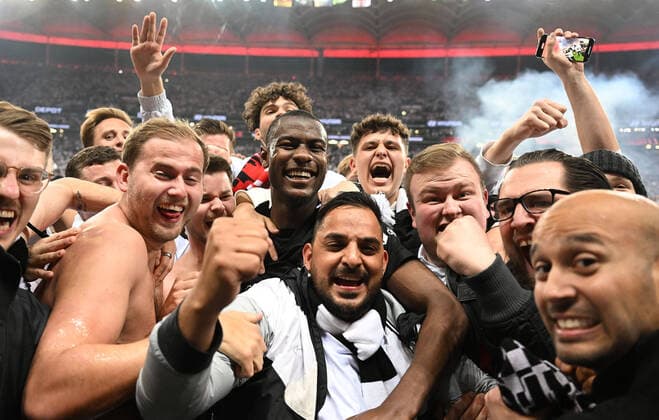 Sport Bilder des Tages 05.05.2022, xjhx, Fussball UEFA Europa League 1 2 Finale , Eintracht Frankfurt - West Ham United emspor, v.l. Jubel Freude über den Sieg Evan Ndicka N Dicka N«Dicka (Eintracht Frankfurt) Fans Eintracht Frankfurt, Stimmung, Schals, Platzsturm (DFL DFB REGULATIONS PROHIBIT ANY USE OF PHOTOGRAPHS as IMAGE SEQUENCES and or QUASI-VIDEO) Frankfurt