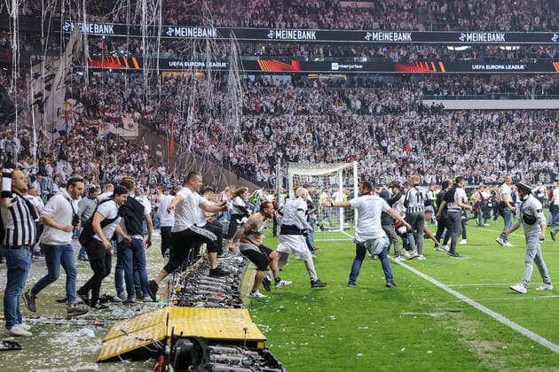 Eintracht Frankfurt - West Ham United, UEFA Europa League Platzsturm der Frankfurter Fans nach dem Schlusspfiff. Halbfinal-Rückspiel der UEFA Europa League zwischen Eintracht Frankfurt und West Ham United am 5. Mai 2022 im Deutsche Bank Park in Frankfurt am Main., Frankfurt am Main Hessen Deutschland Deutsche Bank Park