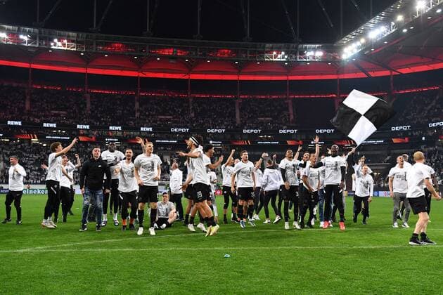 Fußball Europa League Halbfinale Eintracht Frankfurt - West Ham United am 05.05.2022 im Deutsche Bank Park in Frankfurt Frankfurt Spieler feiern den Sieg und Finaleinzug mit den Fans
