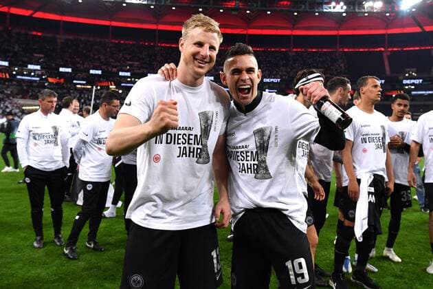 Fußball Europa League Halbfinale Eintracht Frankfurt - West Ham United am 05.05.2022 im Deutsche Bank Park in Frankfurt Martin Hinteregger ( Frankfurt ), links - Rafael Borre ( Frankfurt ), rechts feiern den Sieg Finaleinzug Finale mit den Fans