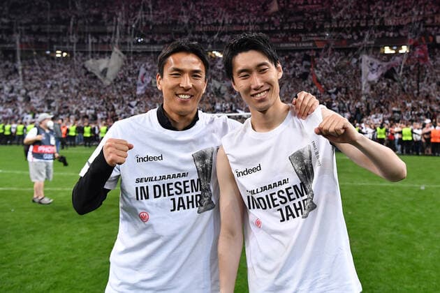 Fußball Europa League Halbfinale Eintracht Frankfurt - West Ham United am 05.05.2022 im Deutsche Bank Park in Frankfurt Makoto Hasebe ( Frankfurt ), links - Daichi Kamada ( Frankfurt ), rechts feiern den Sieg Finaleinzug Finale mit den Fans
