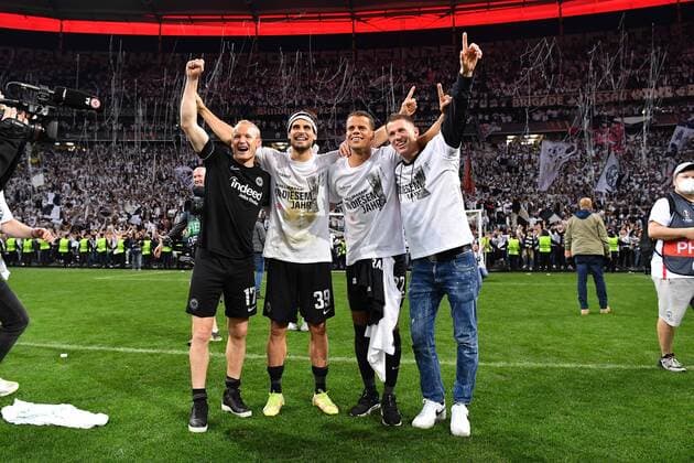 Sport Bilder des Tages Fußball Europa League Halbfinale Eintracht Frankfurt - West Ham United am 05.05.2022 im Deutsche Bank Park in Frankfurt V.l.n.r.: Sebastian Rode ( Frankfurt ), Goncalo Paciencia ( Frankfurt ), Timothy Chandler ( Frankfurt ), Christopher Lenz ( Frankfurt ) feiern den Sieg Finaleinzug Finale mit den Fans