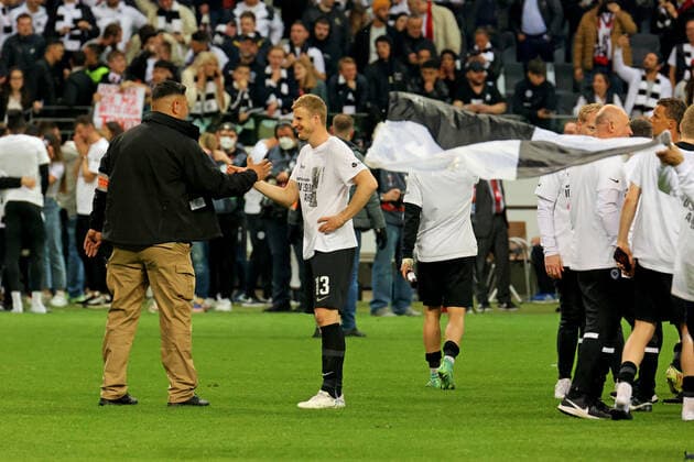 Frankfurt, Deutschland 05. Mai 2022: Europa League - 1 2 Finale - 2021 2022 - Eintracht Frankfurt vs. West Ham United Martin Hinteregger (Frankfurt) nimmt Glueckwuensche entgegen. Deutsche Bank Park Hessen Copyright: xFotostandx xRacochax
