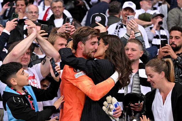 Frankfurt, Deutsche Bank Park, 05.05.22, GER, Herren, UEFA Europa League, Saison 2021-2022, Eintracht Frankfurt - West Ham United Bild: v.li. Torwart Kevin Trapp (Frankfurt) küsst seine verlobte Isabel Goulart Nur fuer journalistische Zwecke! Only for editorial use! Gemaess den Vorgaben der DFL Deutsche Fußball Liga ist es untersagt, in dem Stadion und oder vom Spiel angefertigte Fotoaufnahmen in Form von Sequenzbildern und oder videoaehnlichen Fotostrecken zu verwerten bzw. verwerten zu lassen. DFL regulations prohibit any use of photographs as image sequences and or quasi-video. Hessen Deutschland