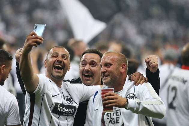 Platzsturm, Emotion, Freude, Eintrachtfans , Eintracht Frankfurt - West Ham United FC, Fussball, UEFA EURO, EM, Europameisterschaft,Fussball League, Saison 2021 2022, Halbfinale Rückspiel, Heimspiel, 07.04.2021, Semifinal, Fußball-Europapokalwettbewerb für Vereinsmannschaften, Europapokalwettbewerb, Europapokal 2022 -
