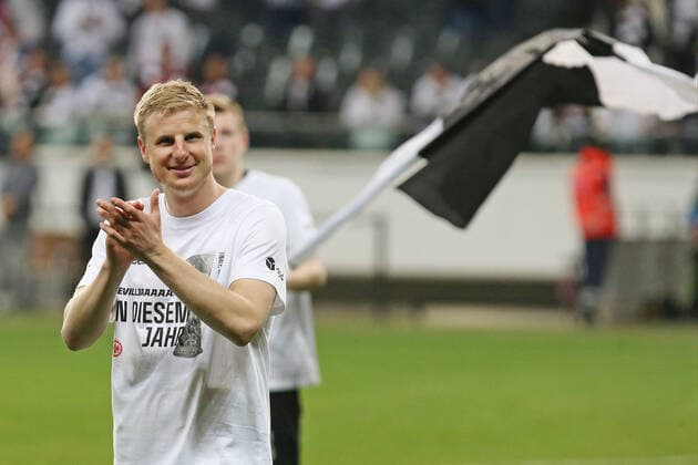 Martin Hinteregger (Eintracht Frankfurt , Nr. 13) applaudiert den Fans , Eintracht Frankfurt - West Ham United FC, Fussball, UEFA EURO, EM, Europameisterschaft,Fussball League, Saison 2021 2022, Halbfinale Rückspiel, Heimspiel, 07.04.2021, Semifinal, Fußball-Europapokalwettbewerb für Vereinsmannschaften, Europapokalwettbewerb, Europapokal 2022 -