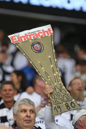 Ein älterer Fan hat den UEFA Pokal von 1980 von der Eintracht mitgebracht, Emotion auf der Tribüne , Eintracht Frankfurt - West Ham United FC, Fussball, UEFA EURO, EM, Europameisterschaft,Fussball League, Saison 2021 2022, Halbfinale Rückspiel, Heimspiel, 07.04.2021, Semifinal, Fußball-Europapokalwettbewerb für Vereinsmannschaften, Europapokalwettbewerb, Europapokal 2022 -