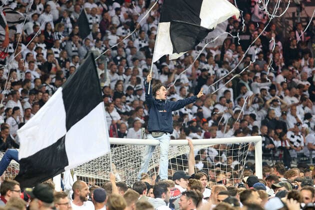 Emotion auf dem Tor, Eintrachtfan auf dem Tor sitzen , Eintracht Frankfurt - West Ham United FC, Fussball, UEFA EURO, EM, Europameisterschaft,Fussball League, Saison 2021 2022, Halbfinale Rückspiel, Heimspiel, 07.04.2021, Semifinal, Fußball-Europapokalwettbewerb für Vereinsmannschaften, Europapokalwettbewerb, Europapokal 2022 -