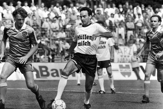 Archivbilder der Woche SPORT KW19 03.06.90 Hansi Müller Abschiedsspiel Österreich, Innsbruck, 03.06.1990, Fussball, Hansi Müller Abschiedsspiel: v.l. Ruud Krol, Hansi Müller. *** 03 06 90 Hansi Müller farewell match Austria, Innsbruck, 03 06 1990, football, Hansi Müller farewell match v l Ruud Krol, Hansi Müller