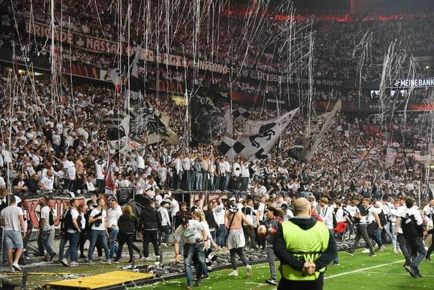05.05.2022Frankfurt am Main, Deutsche Bank Park Fussball, UEFA Europa League Halbfinale Eintracht Frankfurt - West Ham United Nach dem Eintracht Sieg und den Einzug ins Finale stürmen die Fans Ultras auf den Platz emspor, DFL regulations prohibit any use of photographs as image sequences and or quasi-video