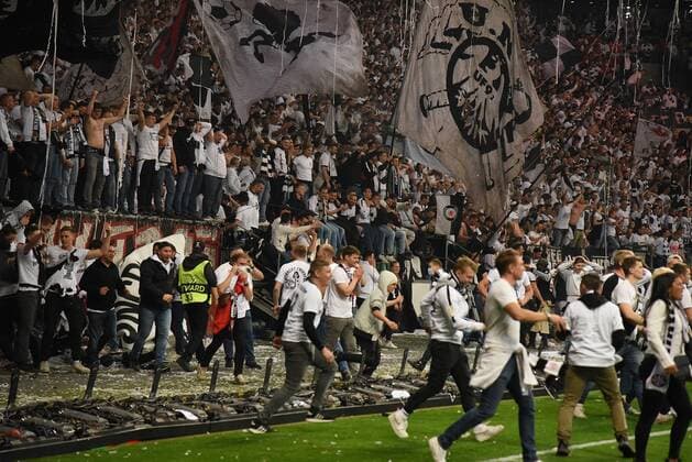 05.05.2022Frankfurt am Main, Deutsche Bank Park Fussball, UEFA Europa League Halbfinale Eintracht Frankfurt - West Ham United Nach dem Eintracht Sieg und den Einzug ins Finale stürmen die Fans Ultras auf den Platz emspor, DFL regulations prohibit any use of photographs as image sequences and or quasi-video