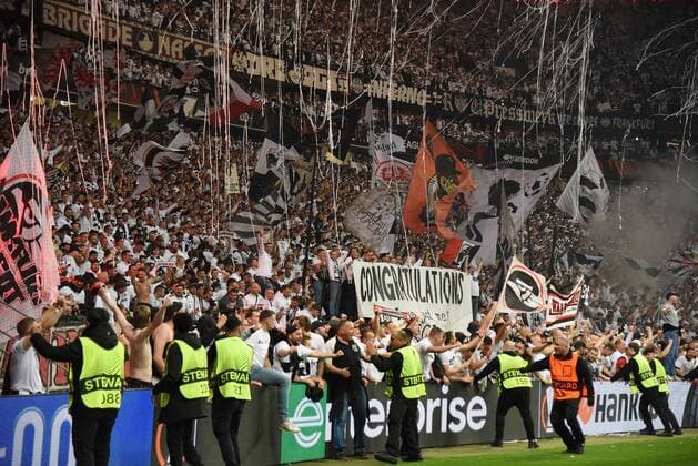 05.05.2022Frankfurt am Main, Deutsche Bank Park Fussball, UEFA Europa League Halbfinale Eintracht Frankfurt - West Ham United Nach dem Eintracht Sieg und den Einzug ins Finale stürmen die Fans Ultras auf den Platz emspor, DFL regulations prohibit any use of photographs as image sequences and or quasi-video
