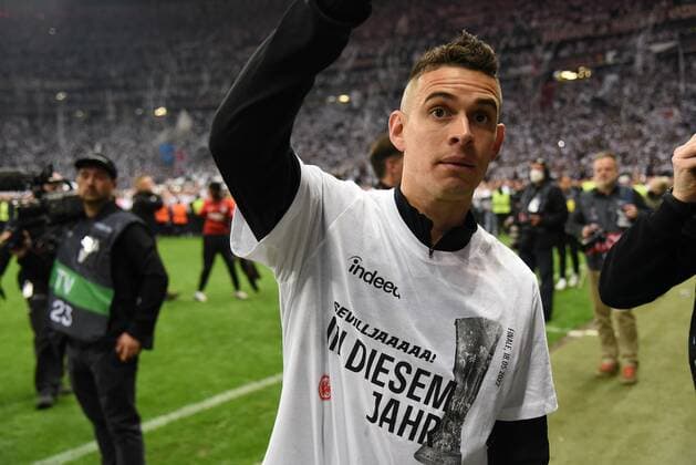 05.05.2022Frankfurt am Main, Deutsche Bank Park Fussball, UEFA Europa League Halbfinale Eintracht Frankfurt - West Ham United Nach dem Eintracht Sieg und den Einzug ins Finale feiert der Toschütze Rafael Santos Borre (19, Eintracht Frankfurt) emspor, DFL regulations prohibit any use of photographs as image sequences and or quasi-video