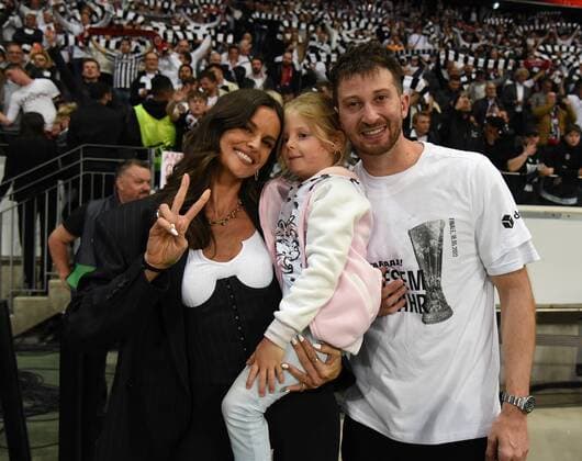05.05.2022Frankfurt am Main, Deutsche Bank Park Fussball, UEFA Europa League Halbfinale Eintracht Frankfurt - West Ham United Nach dem Eintracht Sieg und den Einzug ins Finale feiert dei Verlobte von Torwart Kevin Trapp ( 1, Eintracht Frankfurt) Izabel Goulart mit Ex.Eintracht Spieler David Abraham emspor, DFL regulations prohibit any use of photographs as image sequences and or quasi-video
