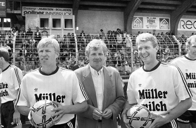 03.06.90 Hansi Müller Abschiedsspiel Österreich, Innsbruck, 03.06.1990, Fussball, Hansi Müller Abschiedsspiel: v.l. Bernd Förster, Jürgen Sundermann, Karlheinz Förster. *** 03 06 90 Hansi Müller farewell match Austria, Innsbruck, 03 06 1990, Football, Hansi Müller farewell match f l Bernd Förster, Jürgen Sundermann, Karlheinz Förster