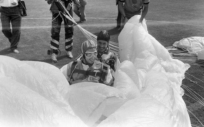 03.06.90 Hansi Müller Abschiedsspiel Österreich, Innsbruck, 03.06.1990, Fussball, Hansi Müller Abschiedsspiel: Hansi Müller kommt mit dem Fallschirm ins Stadion. *** 03 06 90 Hansi Müller farewell match Austria, Innsbruck, 03 06 1990, football, Hansi Müller farewell match Hansi Müller parachutes into stadium