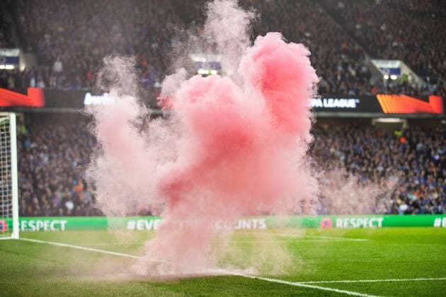 Sport Bilder des Tages Mandatory Credit: Photo by Kirk O Rourke Rangers FC Shutterstock (12926021fd) A flare lands on the pitch during the Europa League Semi Final match against RB Leipzig at Ibrox Stadium, Glasgow. Rangers v RB Leipzig, UEFA Europa League, Semi Final, Second Leg, Football, Ibrox Stadium, Glasgow, UK - 05 May 2022 EDITORIAL USE ONLY No use with unauthorised audio, video, data, fixture lists, club league logos or live services. Online in-match use limited to 120 images, no video emulation. No use in betting, games or single club league player publications. Rangers v RB Leipzig, UEFA Europa League, Semi Final, Second Leg, Football, Ibrox Stadium, Glasgow, UK - 05 May 2022 EDITORIAL USE ONLY No use with unauthorised audio, video, data, fixture lists, club league logos or live services. Online in-match use limited to 120 images, no video emulation. No use in betting, games or single club league player publications. Copyright: xKirkxO Rourke RangersxFC Shutterstockx 12926021fd