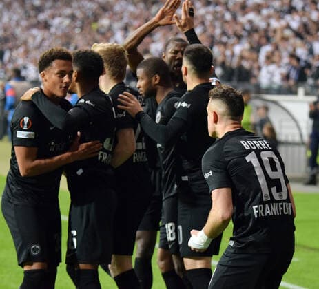 Torjubel vom Rafael Borre (re) mit seinem Team Kollegen nach dem 1:0 fotografiert am 05.5.2022 in Frankfurt beim Fußball Euopa League Pikal Spiel Eintracht Frankfurt gegen West Ham United. (DFL DFB REGULATIONS PROHIBIT ANY USE OF PHOTOGRAPHS as IMAGE SEQUENCES and or QUASI-VIDEO)