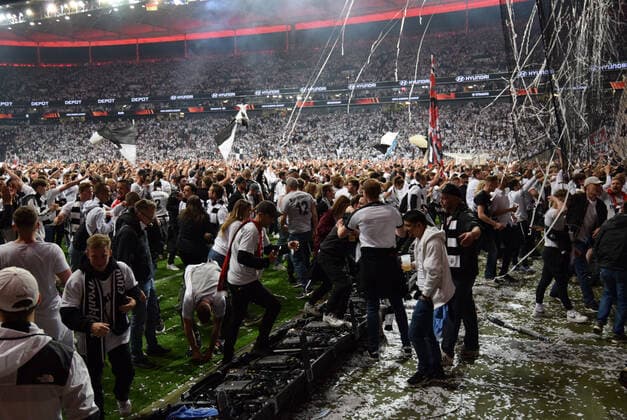 Fans von Eintracht Frankfurt stürmen den Rasen nach dem Ihr Team das Finale in Sevilla erreicht hat fotografiert am 05.5.2022 in Frankfurt beim Fußball Euopa League Pikal Spiel Eintracht Frankfurt gegen West Ham United. (DFL DFB REGULATIONS PROHIBIT ANY USE OF PHOTOGRAPHS as IMAGE SEQUENCES and or QUASI-VIDEO)