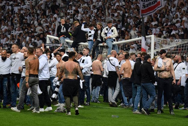 Fans von Eintracht Frankfurt stürmen den Rasen nach dem Ihr Team das Finale in Sevilla erreicht hat fotografiert am 05.5.2022 in Frankfurt beim Fußball Euopa League Pikal Spiel Eintracht Frankfurt gegen West Ham United. (DFL DFB REGULATIONS PROHIBIT ANY USE OF PHOTOGRAPHS as IMAGE SEQUENCES and or QUASI-VIDEO)