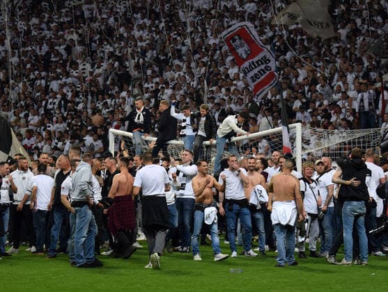 Fans von Eintracht Frankfurt stürmen den Rasen nach dem Ihr Team das Finale in Sevilla erreicht hat fotografiert am 05.5.2022 in Frankfurt beim Fußball Euopa League Pikal Spiel Eintracht Frankfurt gegen West Ham United. (DFL DFB REGULATIONS PROHIBIT ANY USE OF PHOTOGRAPHS as IMAGE SEQUENCES and or QUASI-VIDEO)