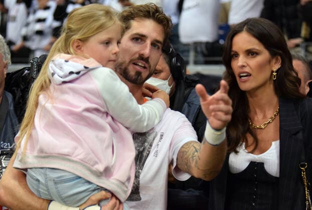 Kevin Trapp mit Freundin Izabel Goulart feiern mit Tochter den Eintracht Sieg fotografiert am 05.5.2022 in Frankfurt beim Fußball Europa League Pokal , Spiel Eintracht Frankfurt gegen West Ham United. (DFL DFB REGULATIONS PROHIBIT ANY USE OF PHOTOGRAPHS as IMAGE SEQUENCES and or QUASI-VIDEO)