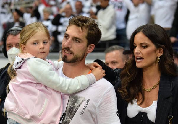 Kevin Trapp mit Freundin Izabel Goulart feiern mit Tochter den Eintracht Sieg fotografiert am 05.5.2022 in Frankfurt beim Fußball Europa League Pokal , Spiel Eintracht Frankfurt gegen West Ham United. (DFL DFB REGULATIONS PROHIBIT ANY USE OF PHOTOGRAPHS as IMAGE SEQUENCES and or QUASI-VIDEO)