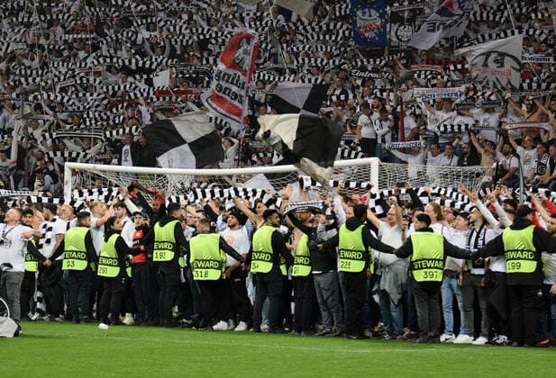 Fans von Eintracht Frankfurt stürmen den Rasen nach dem Ihr Team das Finale in Sevilla erreicht hat fotografiert am 05.5.2022 in Frankfurt beim Fußball Euopa League Pikal Spiel Eintracht Frankfurt gegen West Ham United. (DFL DFB REGULATIONS PROHIBIT ANY USE OF PHOTOGRAPHS as IMAGE SEQUENCES and or QUASI-VIDEO)