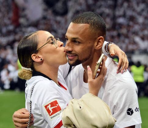 Djibril Sow mit Frau Coumba Sow (li) feiern den Sieg nach dem 1:0 fotografiert am 05.5.2022 in Frankfurt beim Fußball Europa League Pokal , Spiel Eintracht Frankfurt gegen West Ham United. (DFL DFB REGULATIONS PROHIBIT ANY USE OF PHOTOGRAPHS as IMAGE SEQUENCES and or QUASI-VIDEO)