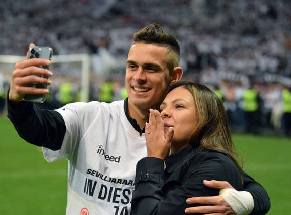 Rafael Borre mit Frau Ana (re) feiern den Sieg durch das Tor von Borre zum 1:0 fotografiert am 05.5.2022 in Frankfurt beim Fußball Euopa League Pikal Spiel Eintracht Frankfurt gegen West Ham United. (DFL DFB REGULATIONS PROHIBIT ANY USE OF PHOTOGRAPHS as IMAGE SEQUENCES and or QUASI-VIDEO)
